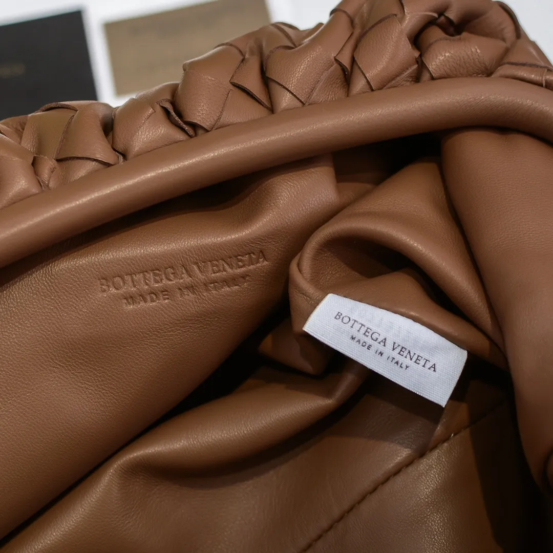🔥🔥The counterattack of the popular Bottega Veneta started with this series of cloud bags, which went viral in the fashion circle and started a craze! Out of stock, out of stock, out of stock... One piece is hard to find, super hard to buy, regardless of age, season, or occasion. Very classy. Really, if you carry this on the road, it will turn heads! This is also the reason why this series is so expensive. Large size: 38*20*8.5cm [Big clouds and large grid weaving]